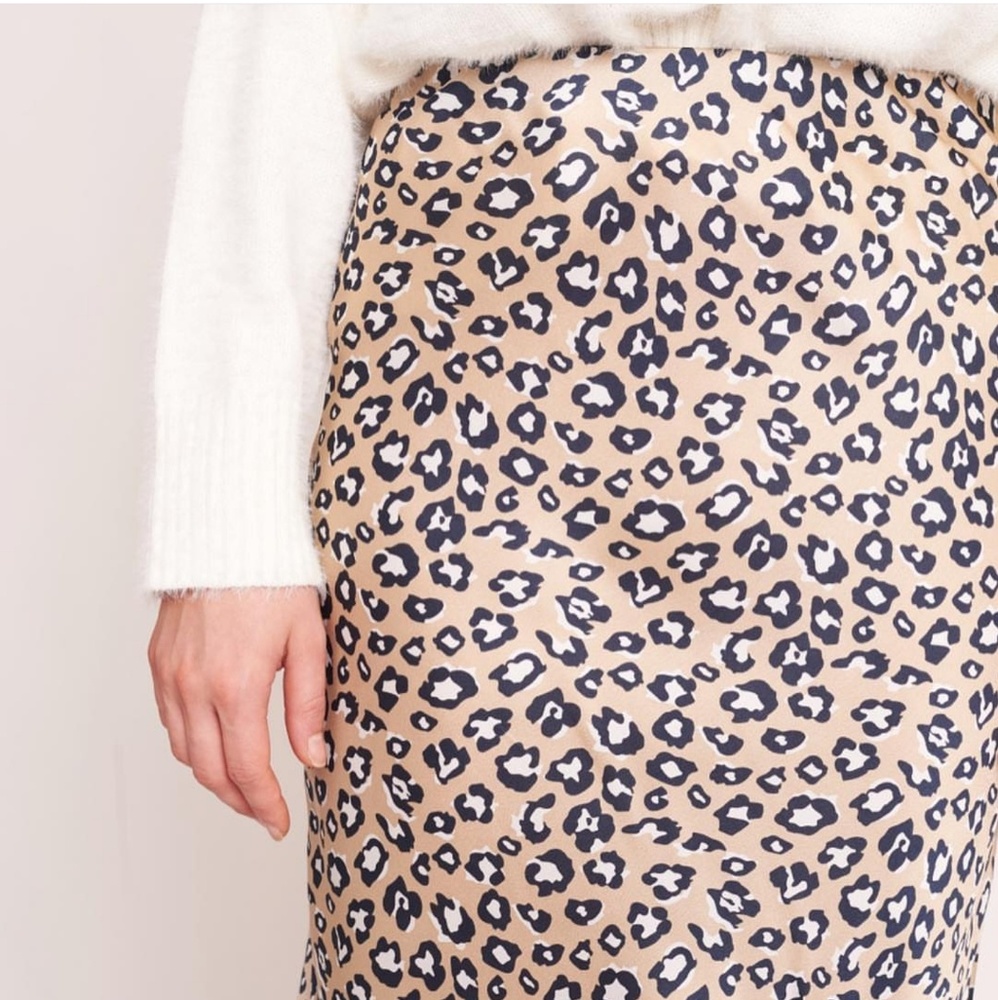 MUST HAVE!✨ Leopard Print Satin Midi Skirt. - Picture 2 of 8